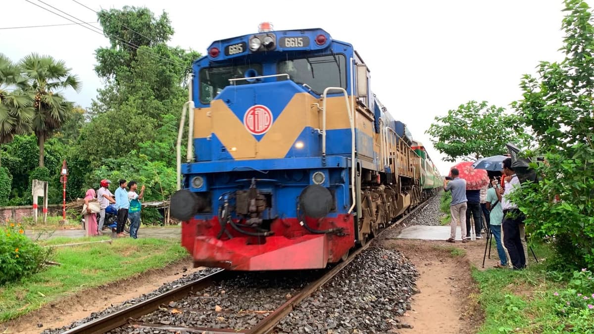 ৮ ঘণ্টা পর রাজশাহীর রেল যোগাযোগ স্বাভাবিক