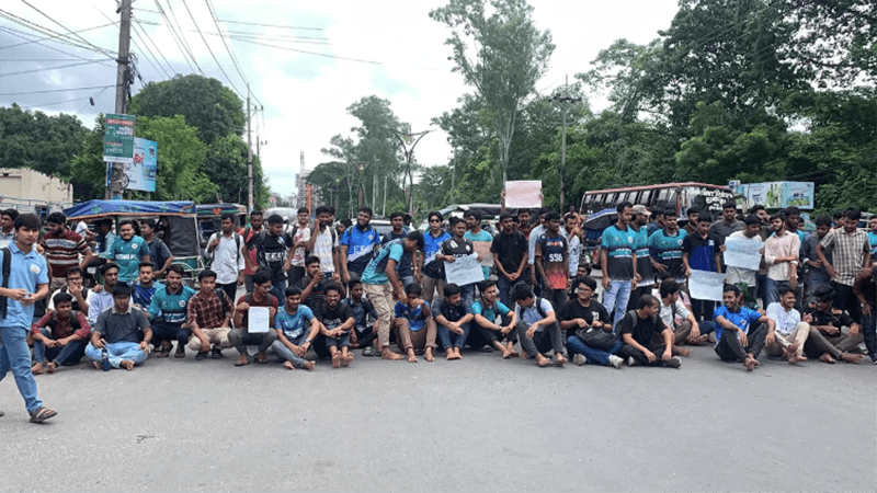 ঢাকা-রাজশাহী মহাসড়ক অবরোধ প্রকৌশল শিক্ষার্থীদের