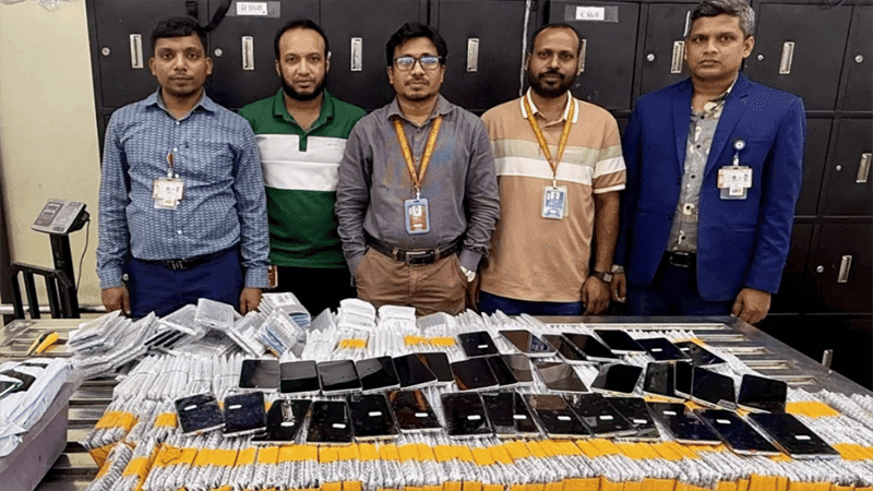 শাহজালাল-শাহ আমানতে অভিযান, ৯৭ লাখ টাকার সিগারেট-মদ-মোবাইল জব্দ