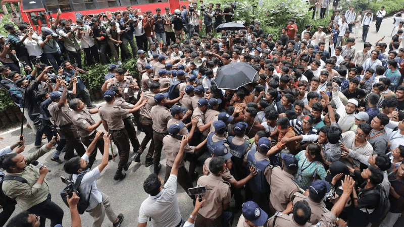 শিক্ষামন্ত্রীর পদত্যাগ দাবিতে ঢাকাসহ বিভিন্ন জেলায় শিক্ষার্থীদের বিক্ষোভ, সড়ক অবরোধ