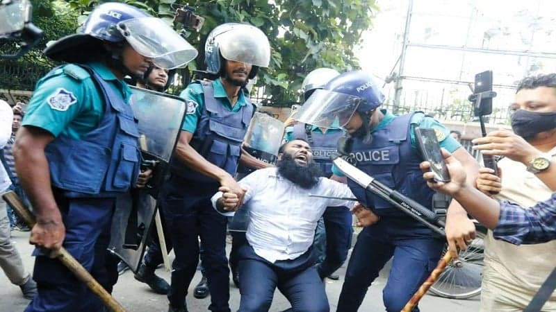 লাঠিচার্জ করে এমপিওভুক্ত শিক্ষকদের সরিয়ে দিল পুলিশ, আন্দোলন চলবে