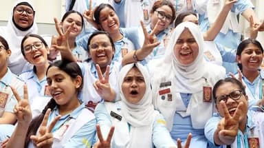 এইচএসসিতে পাসের হারে এগিয়ে ঢাকা, পিছিয়ে বরিশাল