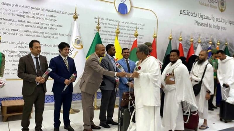 সৌদি আরব পৌঁছেছে প্রথম হজ ফ্লাইট