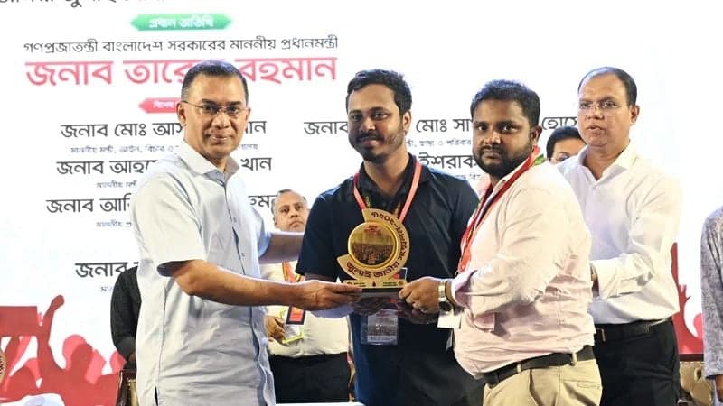 জুলাই অভ্যুত্থানের শহীদ পরিবার ও আহতদের হাতে স্মৃতি স্মারক তুলে দিলেন প্রধানমন্ত্রী
