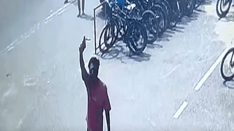 চট্টগ্রামে অস্ত্র উঁচিয়ে গুলি করতে করতে হাঁটার ভিডিও ভাইরাল