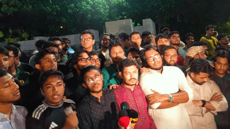 পুরান ঢাকায় ব্যবসায়ী হত্যার প্রতিবাদে ঢাবিতে বিক্ষোভ