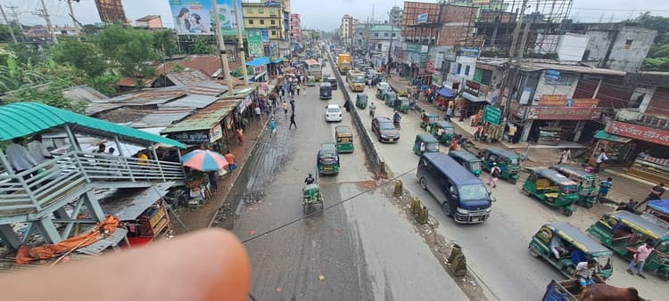 ঝোপঝাড় পরিষ্কারে কুমিল্লা-নোয়াখালী মহাসড়কে নির্বিঘ্ন ঈদযাত্রা