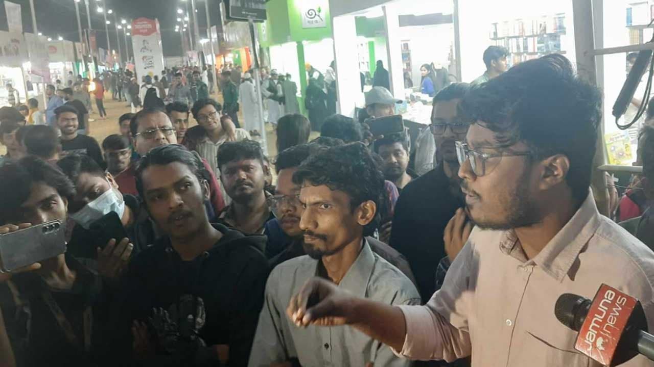 সব্যসাচী স্টল বন্ধের প্রতিবাদে বইমেলায় বিক্ষোভ মিছিল