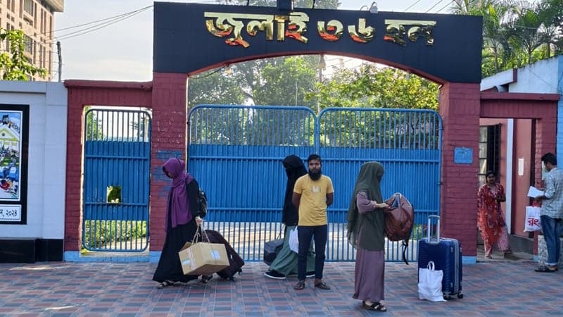 বন্ধ ঘোষণার পর হল ছাড়ছেন বাকৃবি শিক্ষার্থীরা