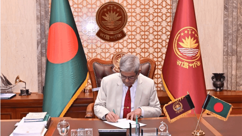 বঙ্গভবনে প্রথম দিনের দাপ্তরিক কাজ শুরু রাষ্ট্রপতি মির্জা ফখরুলের