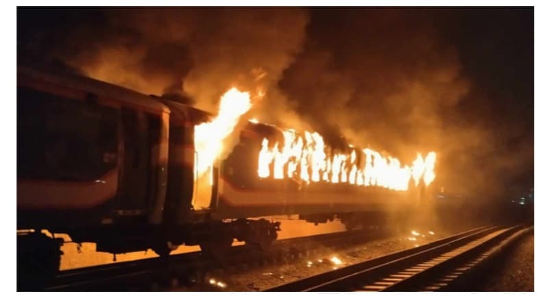 রাজধানীতে বেনাপোল এক্সপ্রেস ট্রেনে আগুন