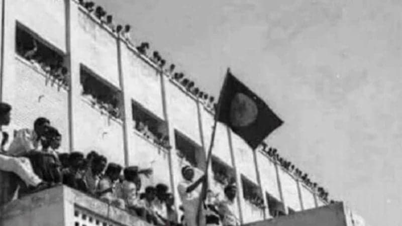 ঐতিহাসিক জাতীয় পতাকা উত্তোলন দিবস আজ