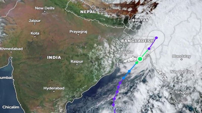 উপকূল অতিক্রম করছে ঘূর্ণিঝড় মিধিলির অগ্রভাগ