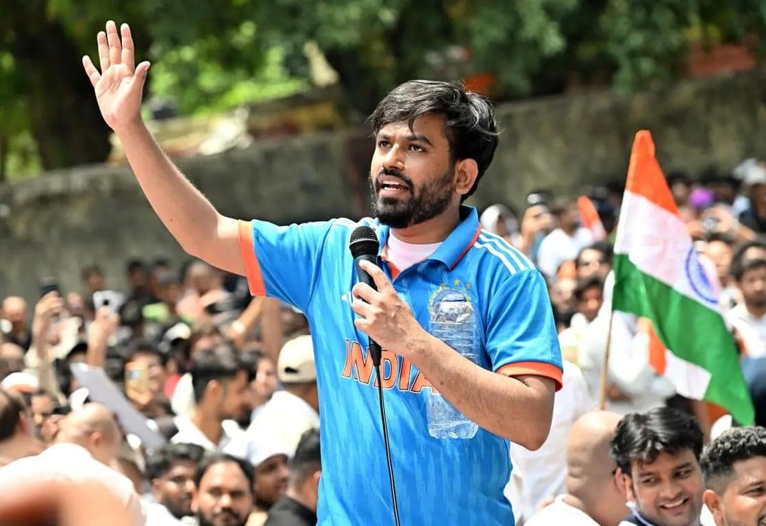 ভারতে ককরোচ পার্টির অভিজিৎ গ্রেপ্তার, সংসদ অভিমুখে মিছিলে উত্তেজনা