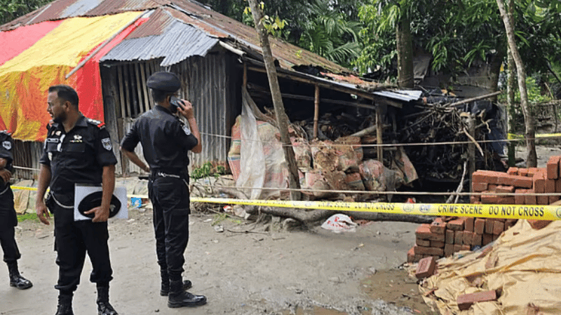 বরিশালে বালুভর্তি বস্তায় রহস্যজনক বিস্ফোরণ, শিশুসহ দগ্ধ ৩