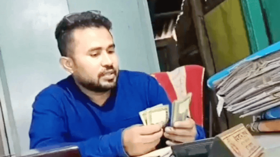 ঘুষের টাকা গোনার ভিডিও ভাইরাল, সাময়িক বরখাস্ত ভূমি কর্মকর্তা