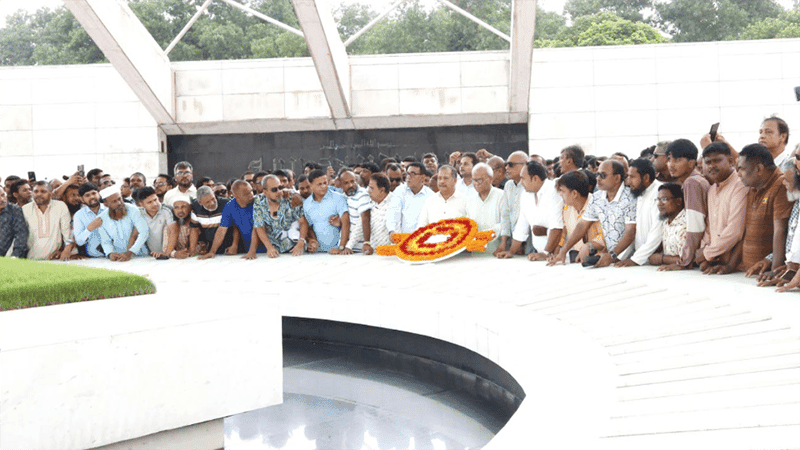 শহীদ জিয়া-খালেদা জিয়ার সমাধিতে স্বপন ও রিজভীর শ্রদ্ধা