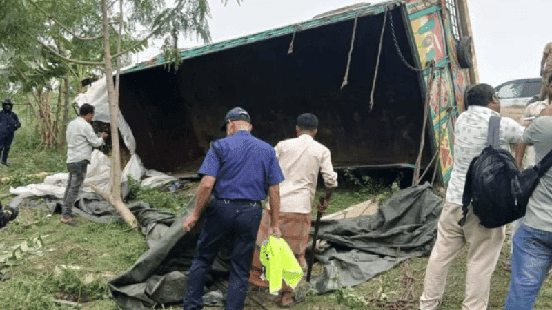 ঈদের জামা নিয়েই ছিল বাড়ি ফেরার স্বপ্ন, সড়কেই তাদের শেষ যাত্রা