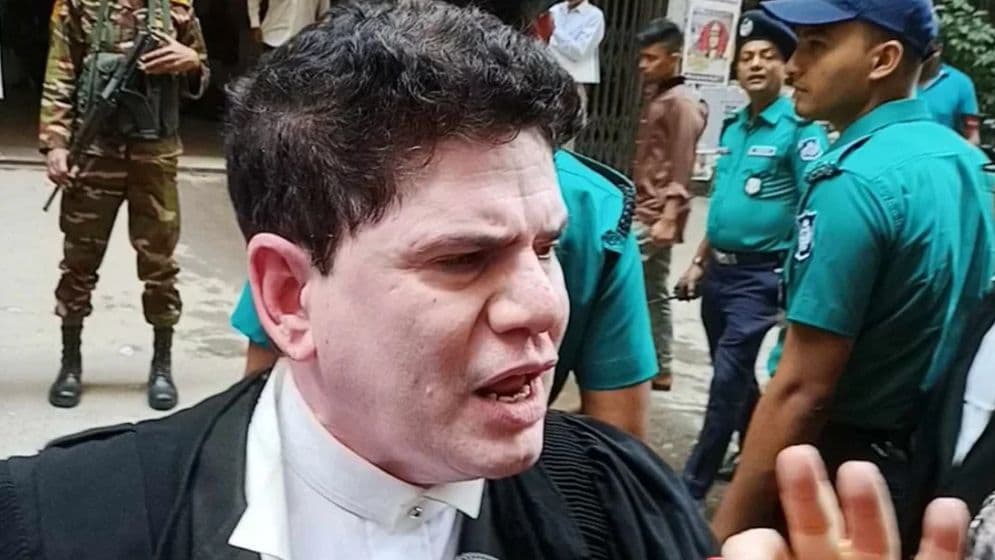 আদালতে আমির হোসেন আমুর আইনজীবীকে পিটুনি