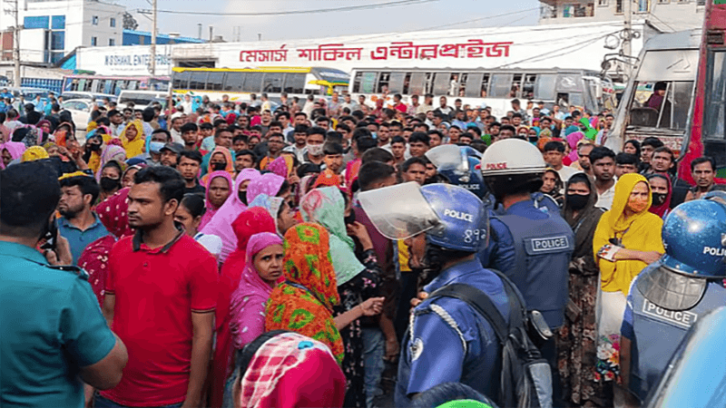 গাজীপুরে বকেয়া বেতনের দাবিতে পোশাক শ্রমিকদের বিক্ষোভ