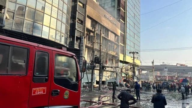 প্রথম আলোর আগুন নেভানোর সময় দুই ফায়ার ফাইটার বিদ্যুৎস্পৃষ্ট