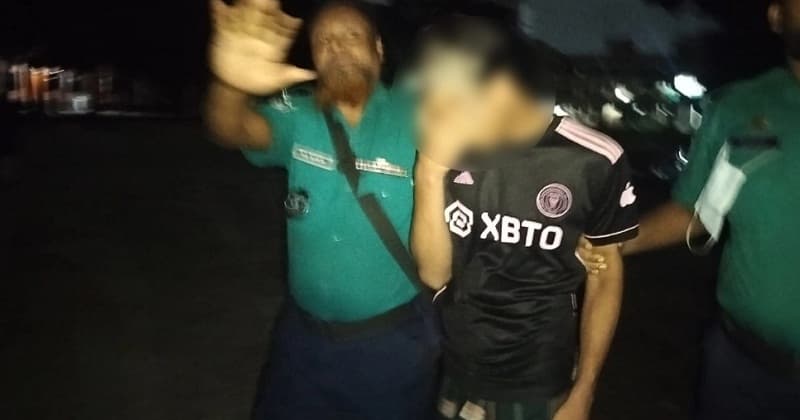 জুলাই অভ্যুত্থান নিয়ে ‘কটূক্তি’, মাদ্রাসাছাত্রকে পিটিয়ে পুলিশে সোপর্দ