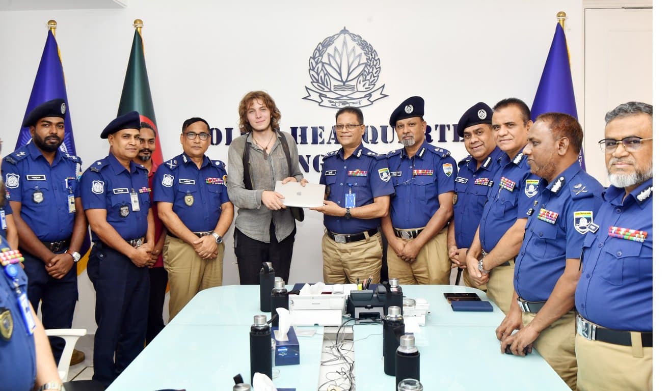 জার্মান পর্যটকের হারানো ল্যাপটপ হস্তান্তর করেছে পুলিশ
