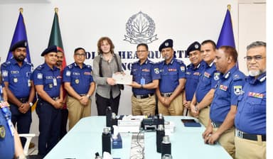 জার্মান পর্যটকের হারানো ল্যাপটপ হস্তান্তর করেছে পুলিশ