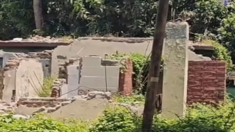টেন্ডার ছাড়াই সরকারি ভবন ভেঙে মালামাল বিক্রির অভিযোগ ইউএনওর বিরুদ্ধে