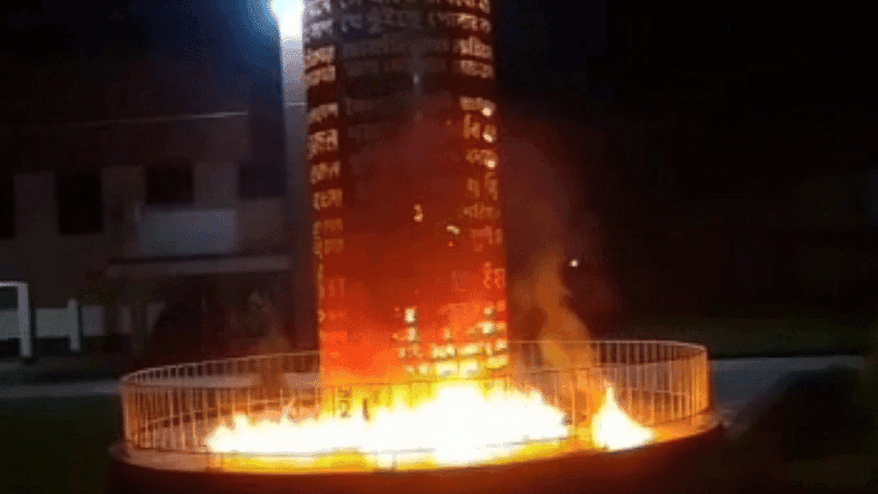 কুষ্টিয়ায় জুলাই স্মৃতিস্তম্ভে আগুন