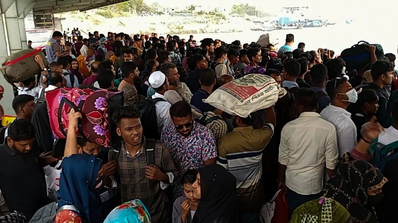 পাটুরিয়া-দৌলতদিয়া নৌরুটে ঈদযাত্রীর চাপ, লঞ্চ সংকটে ভোগান্তি