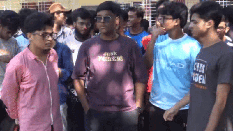 এসএসসির ফল খারাপ হওয়ায় কেন্দ্র সচিবকে অবরুদ্ধ করল শিক্ষার্থীরা