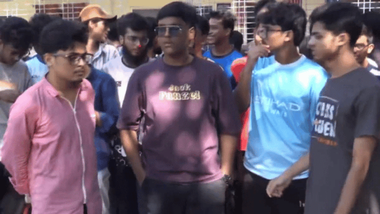 এসএসসির ফল খারাপ হওয়ায় কেন্দ্র সচিবকে অবরুদ্ধ করল শিক্ষার্থীরা