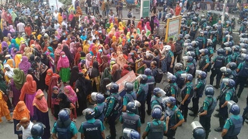 নতুন বেতন কাঠামো প্রত্যাখ্যান করে মিরপুরে পোশাক শ্রমিকদের বিক্ষোভ