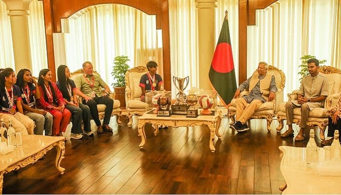 ফুটবলারদের চাহিদাগুলো লিখিত আকারে জমা দিতে বললেন প্রধান উপদেষ্টা