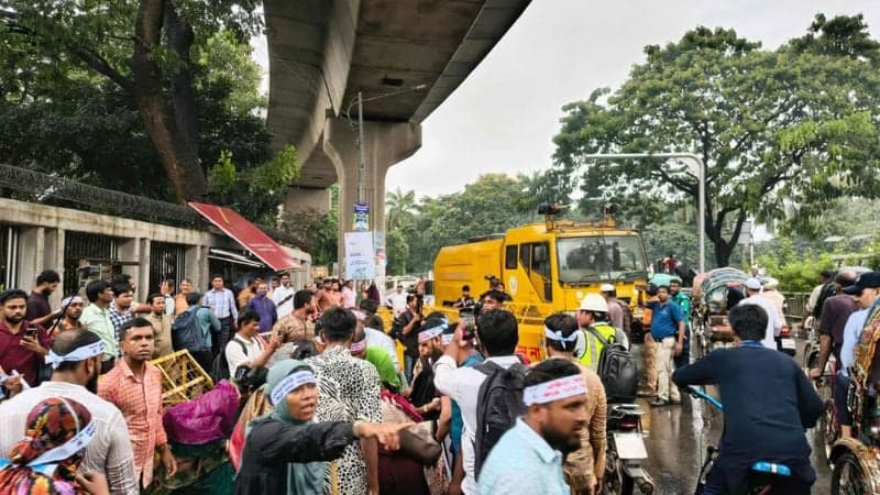 পুলিশের জল কামান, সাউন্ড গ্রেনেডে প্রাথমিক শিক্ষকদের যমুনা অভিমুখী পদযাত্রা পণ্ড