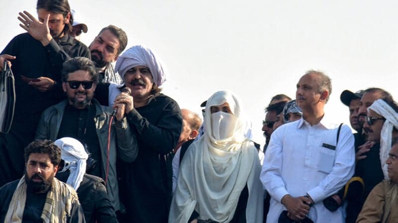 পিটিআইয়ের বিক্ষোভের পর ইমরান-বুশরাসহ নেতাকর্মীদের বিরুদ্ধে ৮ মামলা