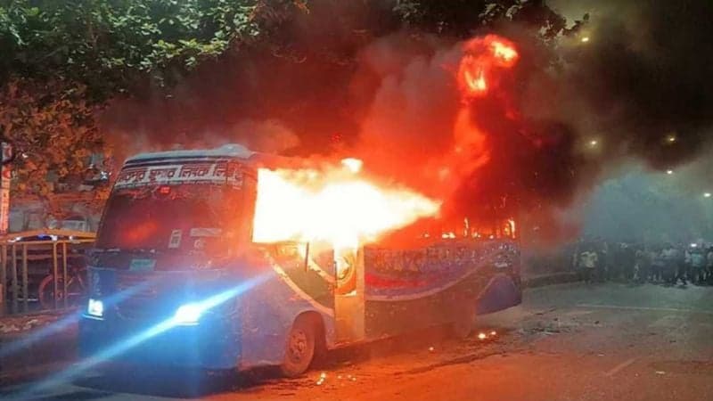 সারাদেশের ৫ জায়গায় যানবাহনে আগুন