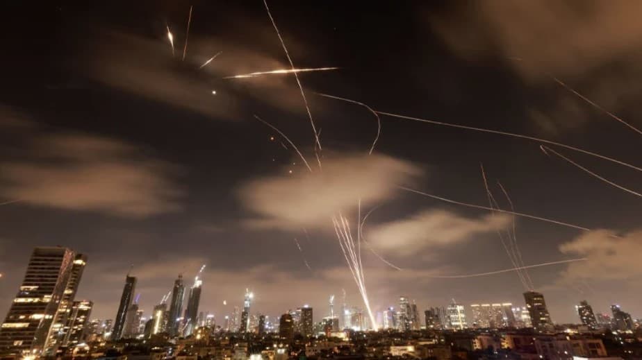 ইসরায়েলে ৪ শতাধিক ক্ষেপণাস্ত্র ছুড়েছে ইরান: নেতানিয়াহুর দপ্তর