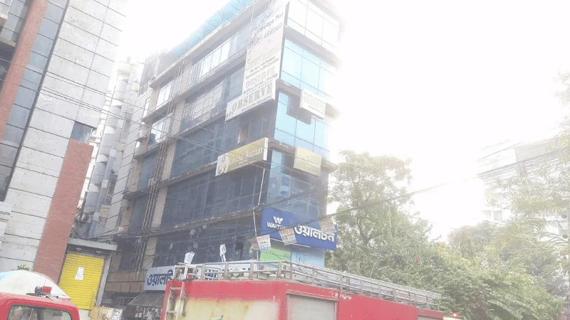 ধানমন্ডির বহুতল ভবনে আগুন, নিয়ন্ত্রণে ফায়ার সার্ভিসের ২ ইউনিট