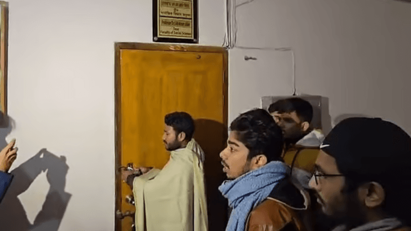 রাবিতে ৬ ডিনের পদত্যাগের দাবিতে প্রশাসন ভবনের সব কার্যালয়ে তালা