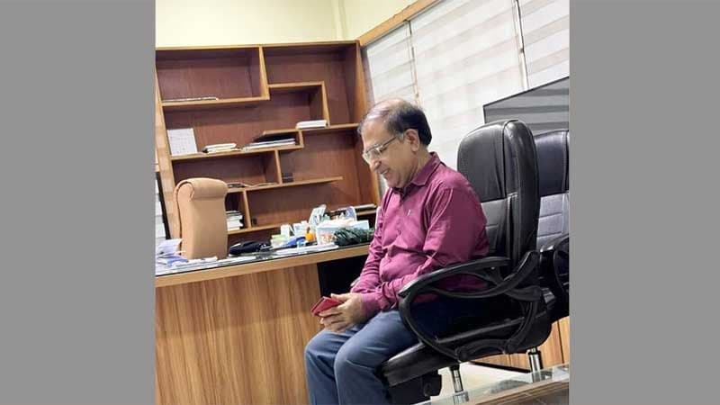 শিক্ষার্থীদের ওপর হামলা: আটক জাবি শিক্ষককে পুলিশে সোপর্দ