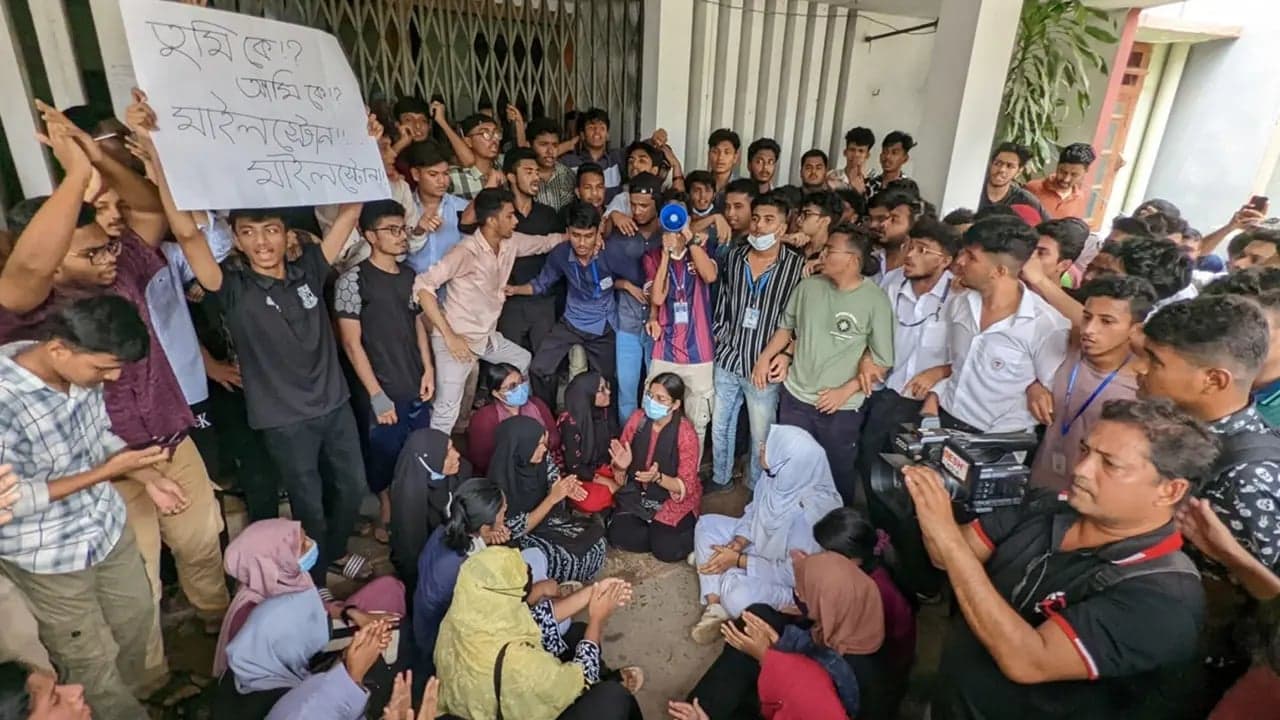 কুমিল্লায় শিক্ষা উপদেষ্টার পদত্যাগ দাবিতে শিক্ষার্থীদের বিক্ষোভ, শিক্ষা বোর্ডে তালা