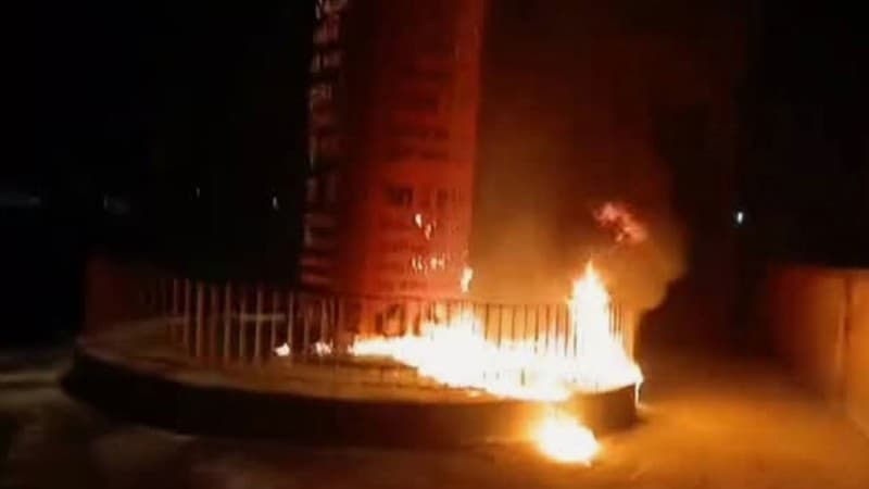 জুলাই শহীদ স্মৃতিস্তম্ভে দুর্বৃত্তদের আগুন, দায়িত্বে অবহেলায় দুই পুলিশ সদস্য ক্লোজড