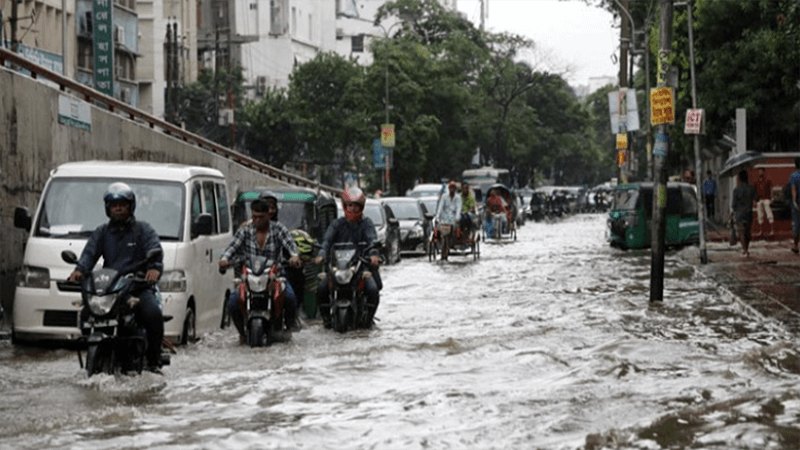 টানা বৃষ্টিতে ঢাকার বিভিন্ন এলাকায় জলাবদ্ধতা, ভোগান্তিতে নগরবাসী