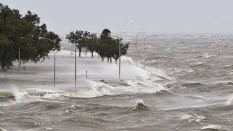 নিম্নচাপের প্রভাবে ১৬ জেলায় জলোচ্ছ্বাসের আশঙ্কা