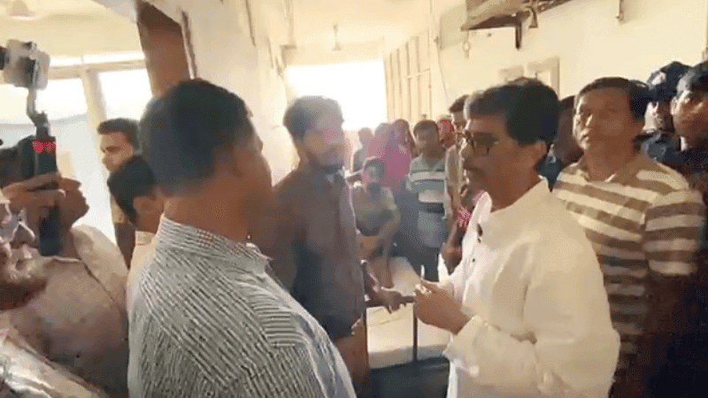 হাসপাতালের অপরিচ্ছন্ন শৌচাগার দেখে মন্ত্রী বললেন, ‘হারপিক নিয়ে আসেন, আমি ক্লিন করব’