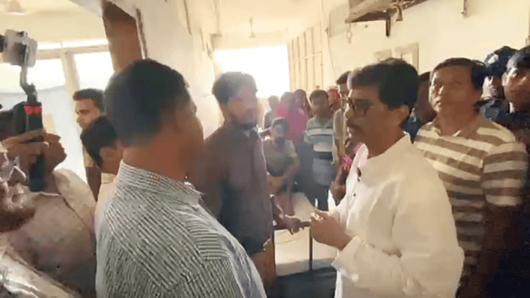 হাসপাতালের অপরিচ্ছন্ন শৌচাগার দেখে মন্ত্রী বললেন, ‘হারপিক নিয়ে আসেন, আমি ক্লিন করব’