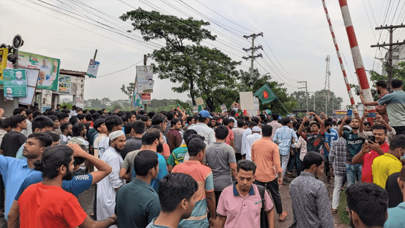 গাজীপুরে চলছে ডিপ্লোমা প্রকৌশলীদের সড়ক ও রেলপথ অবরোধ