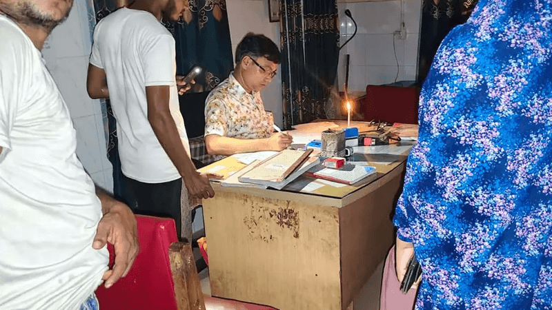 মোমবাতির আলোয় হাসপাতালের জরুরি বিভাগে চিকিৎসা